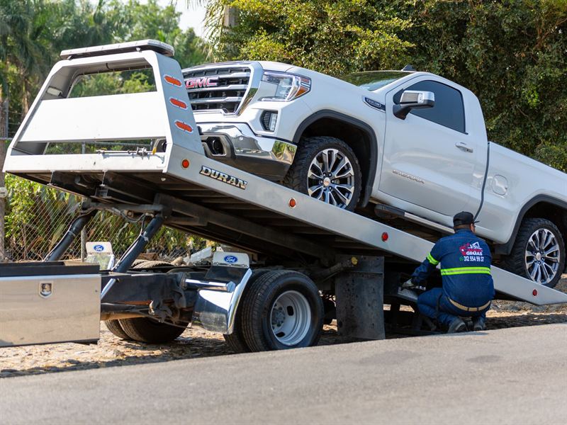 Grúa de plataforma cargando un vehículo para traslado seguro en Costa Rica