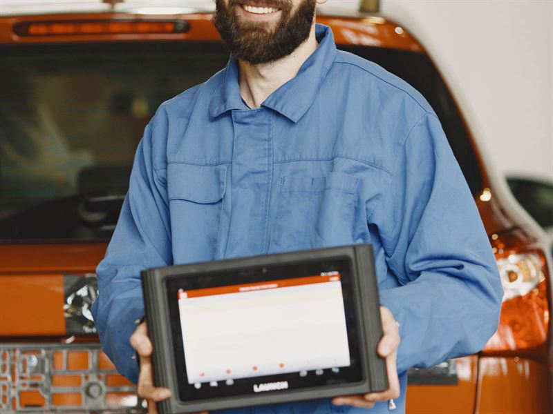 Mecánico realizando diagnóstico automotriz en el taller mecánico tras el remolque